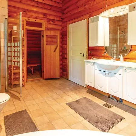 Three-bedroom Holiday In Дом отдыха *